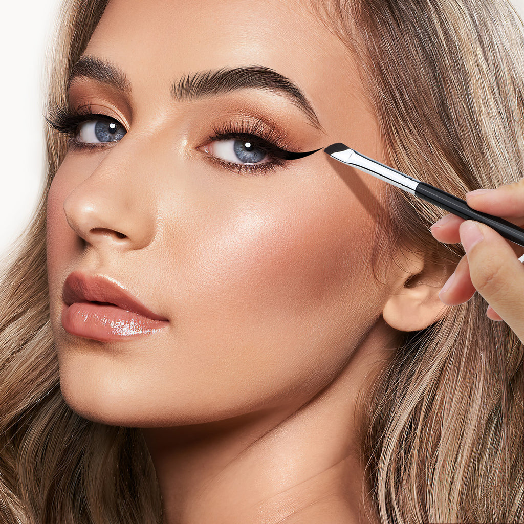 E865 SICKLE EYELINER BRUSH