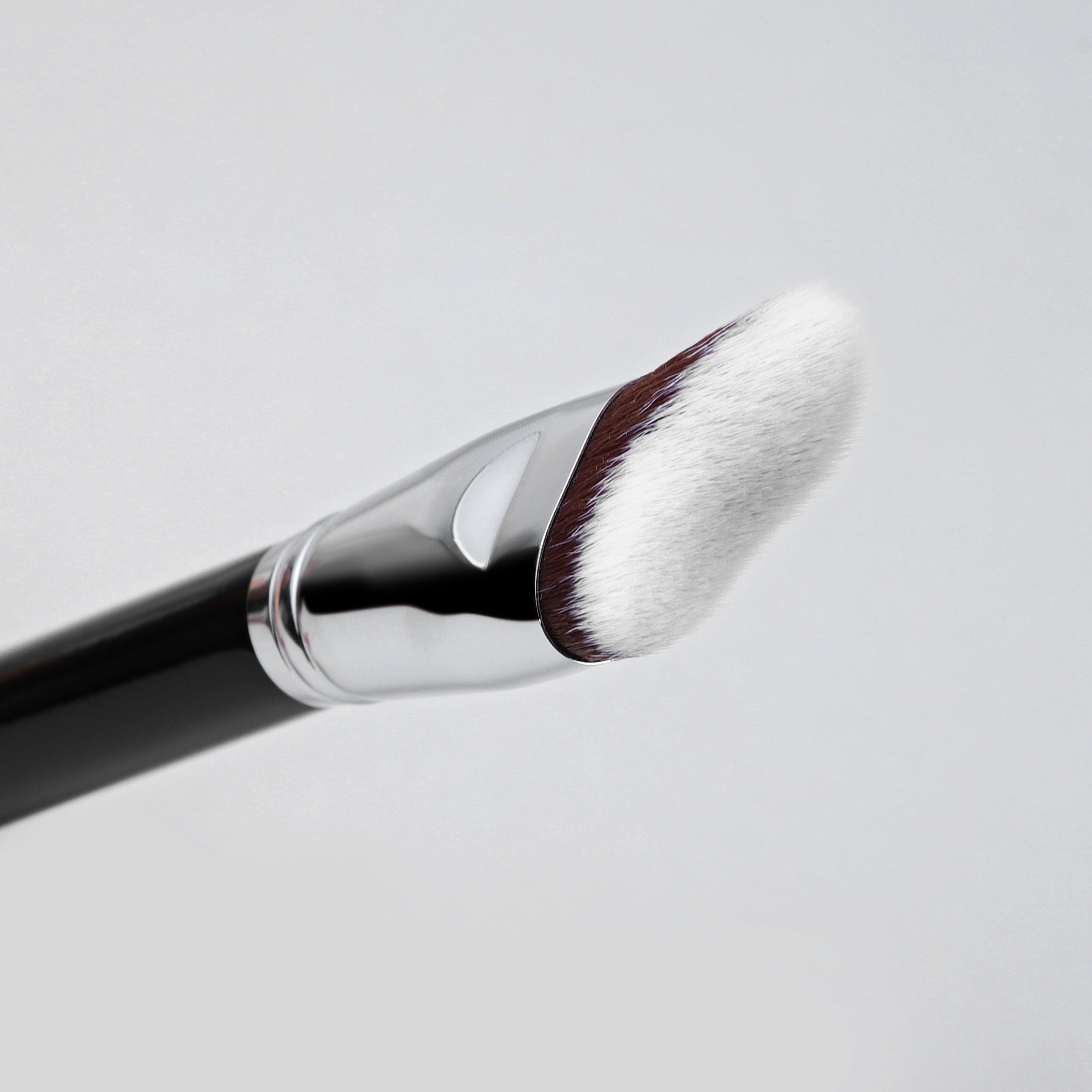F659 - WAVE SHAPED FOUNDATION BRUSH