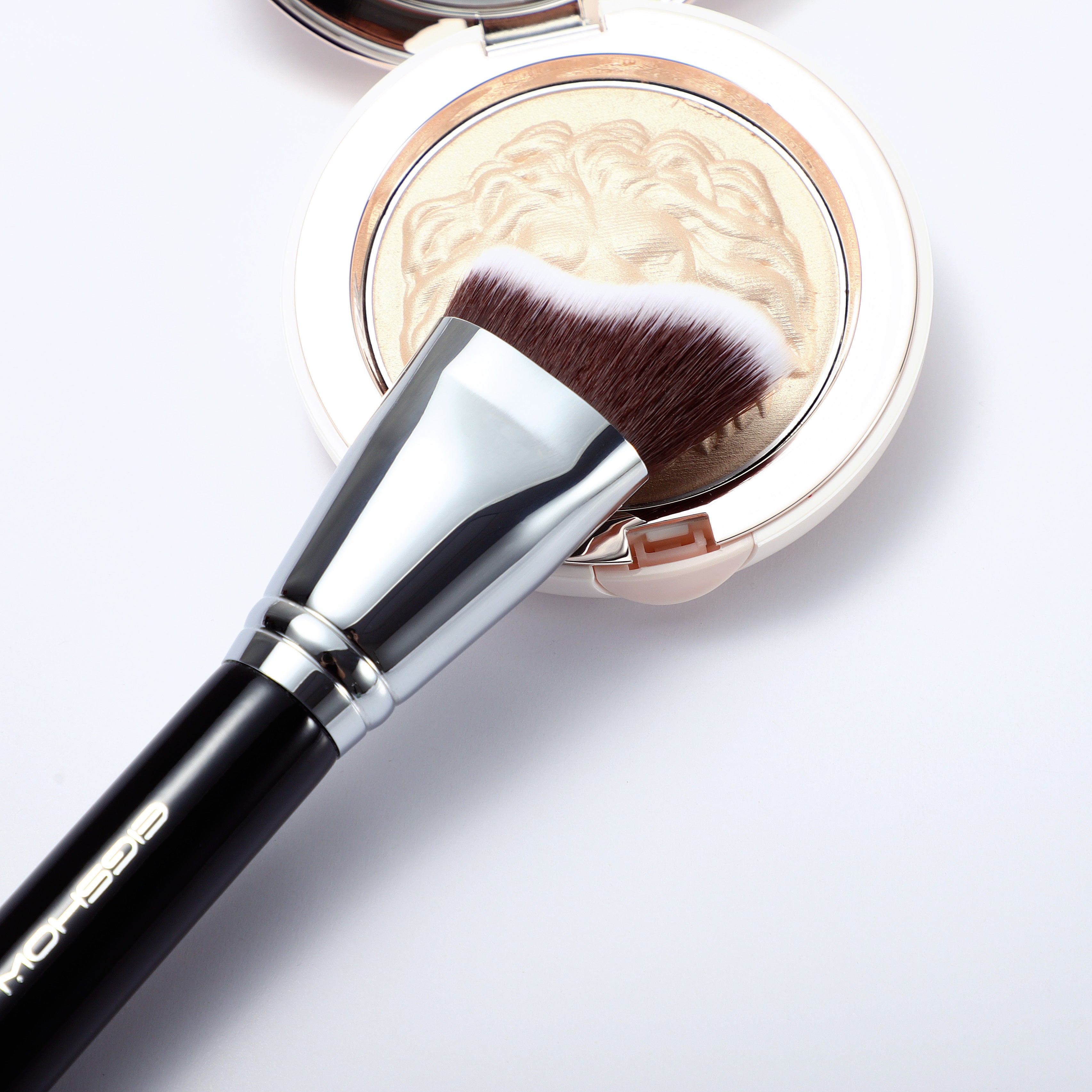 F659 - WAVE SHAPED FOUNDATION BRUSH