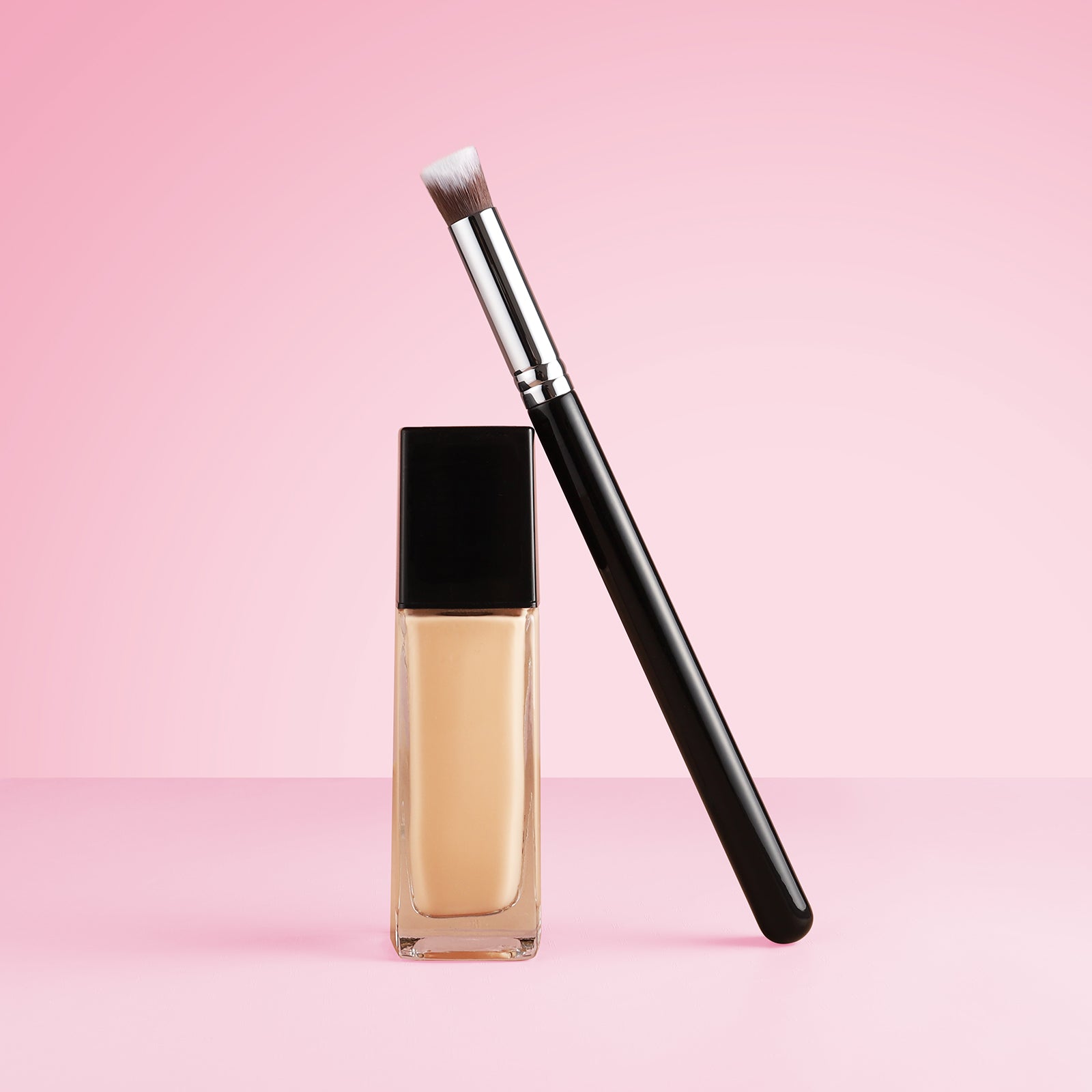 E861 - 2D Angled Concealer Brush