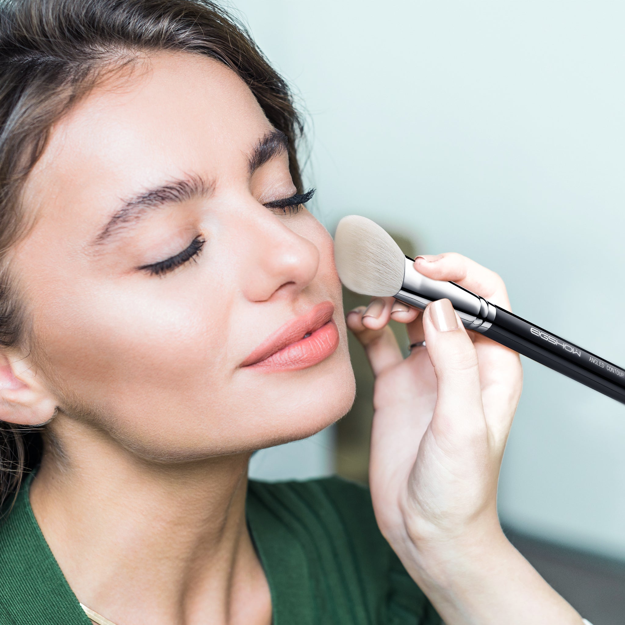 F610 - SMALL ANGLED CONTOUR BRUSH