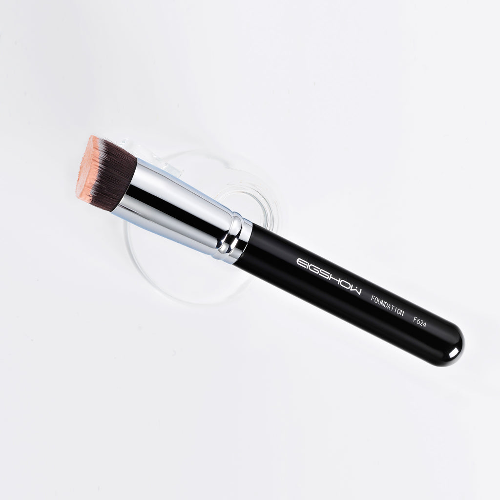 F624 - Angled Foundation Brush