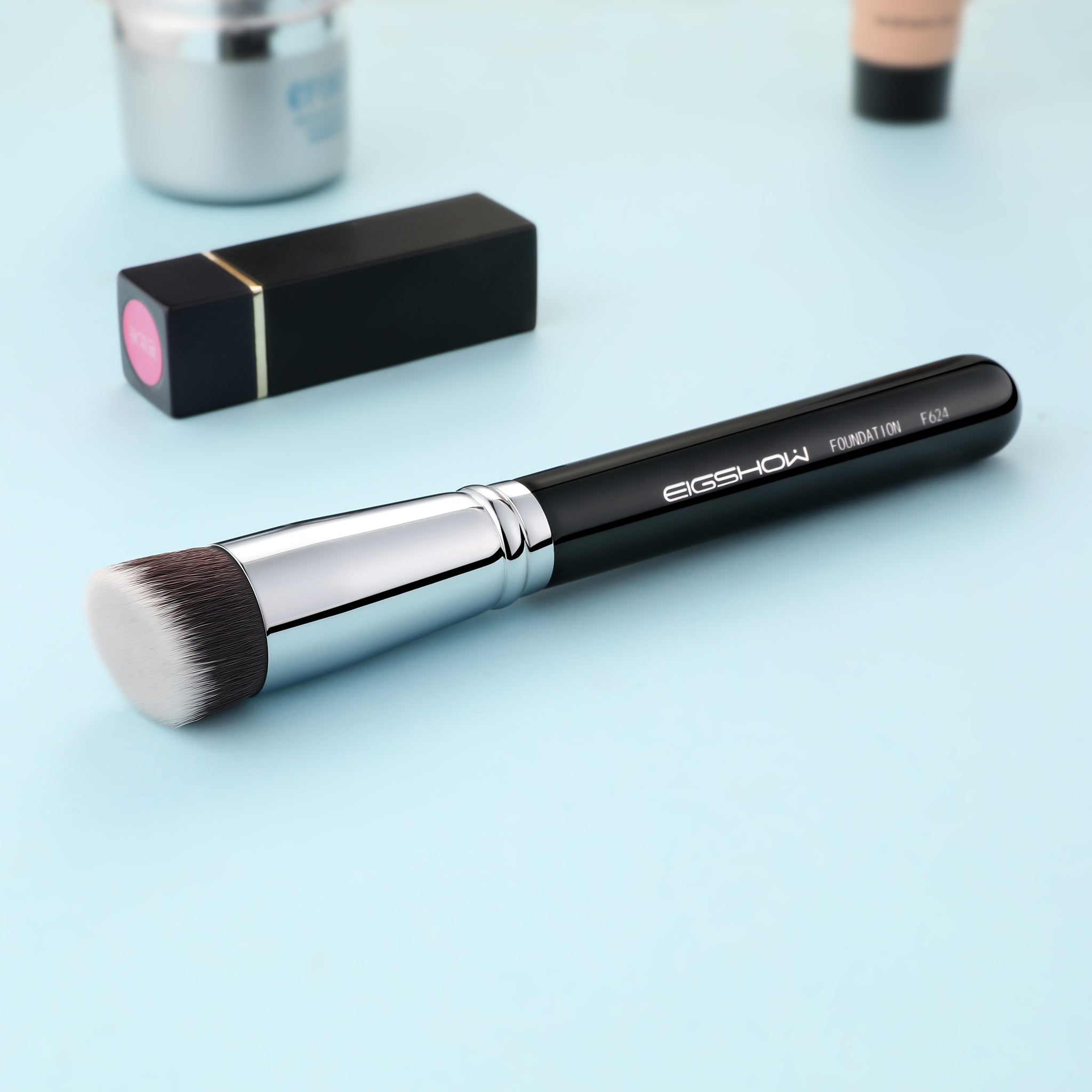 F624 - Angled Foundation Brush